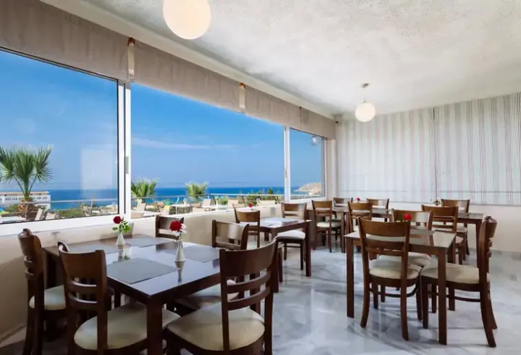 Restauracja i jedzenie w hotelu Oasis Scaleta