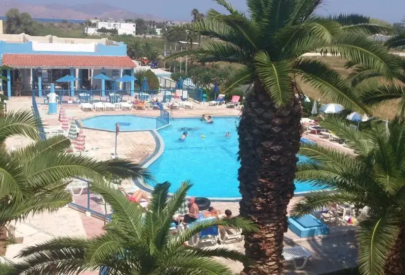 Basen w hotelu Oasis (Tigaki)
