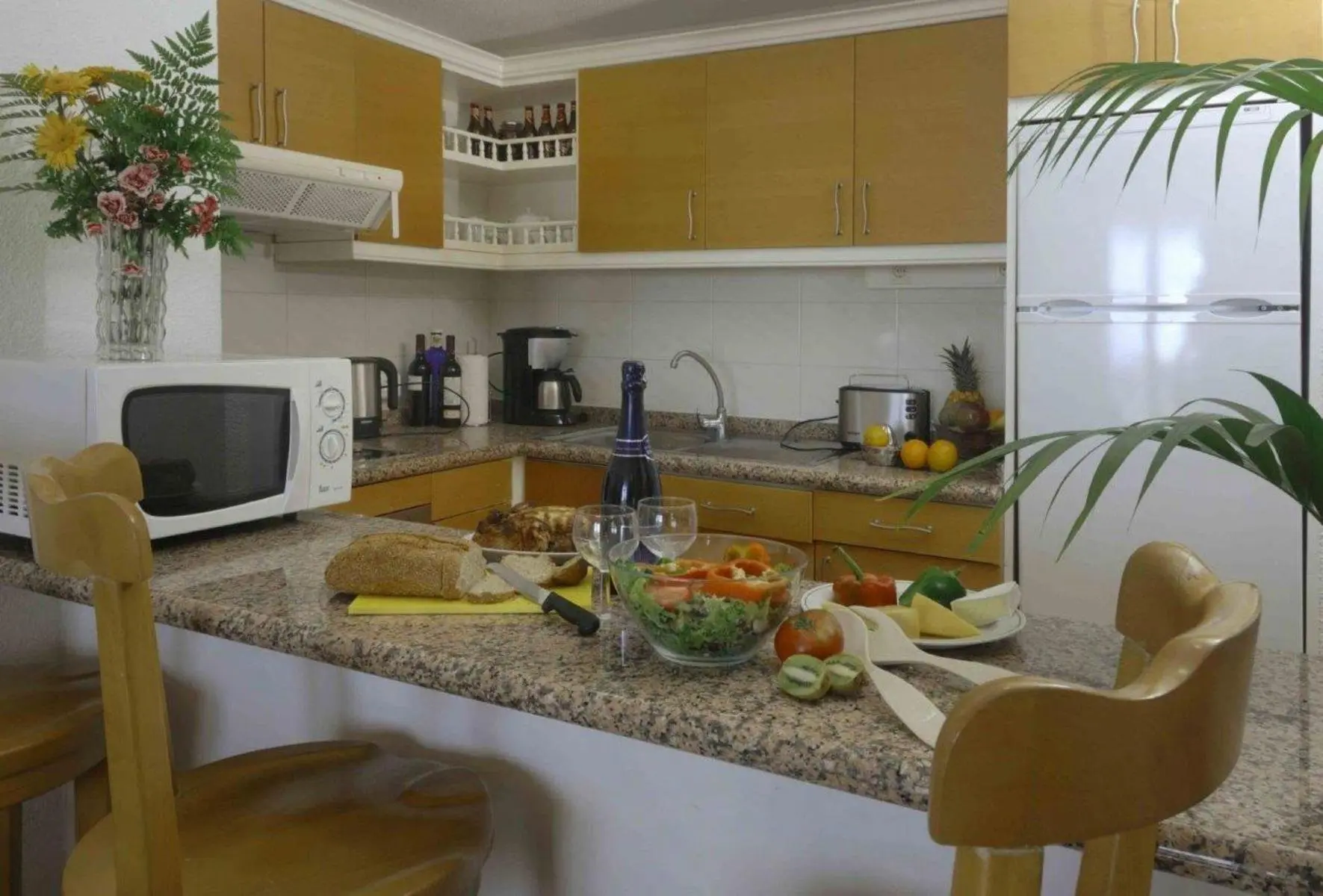 Restauracja i jedzenie w hotelu Ona Beverly Hills Suites