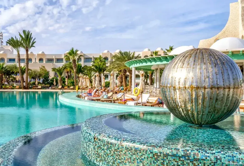 Basen w hotelu Palace Royal Garden (ex Riu)