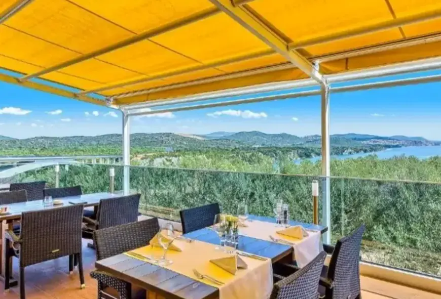 Restauracja i jedzenie w hotelu Panorama (Sibenik)