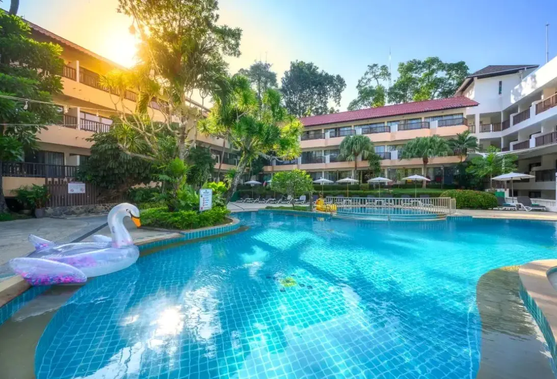 Basen w hotelu Patong Lodge (Phuket)