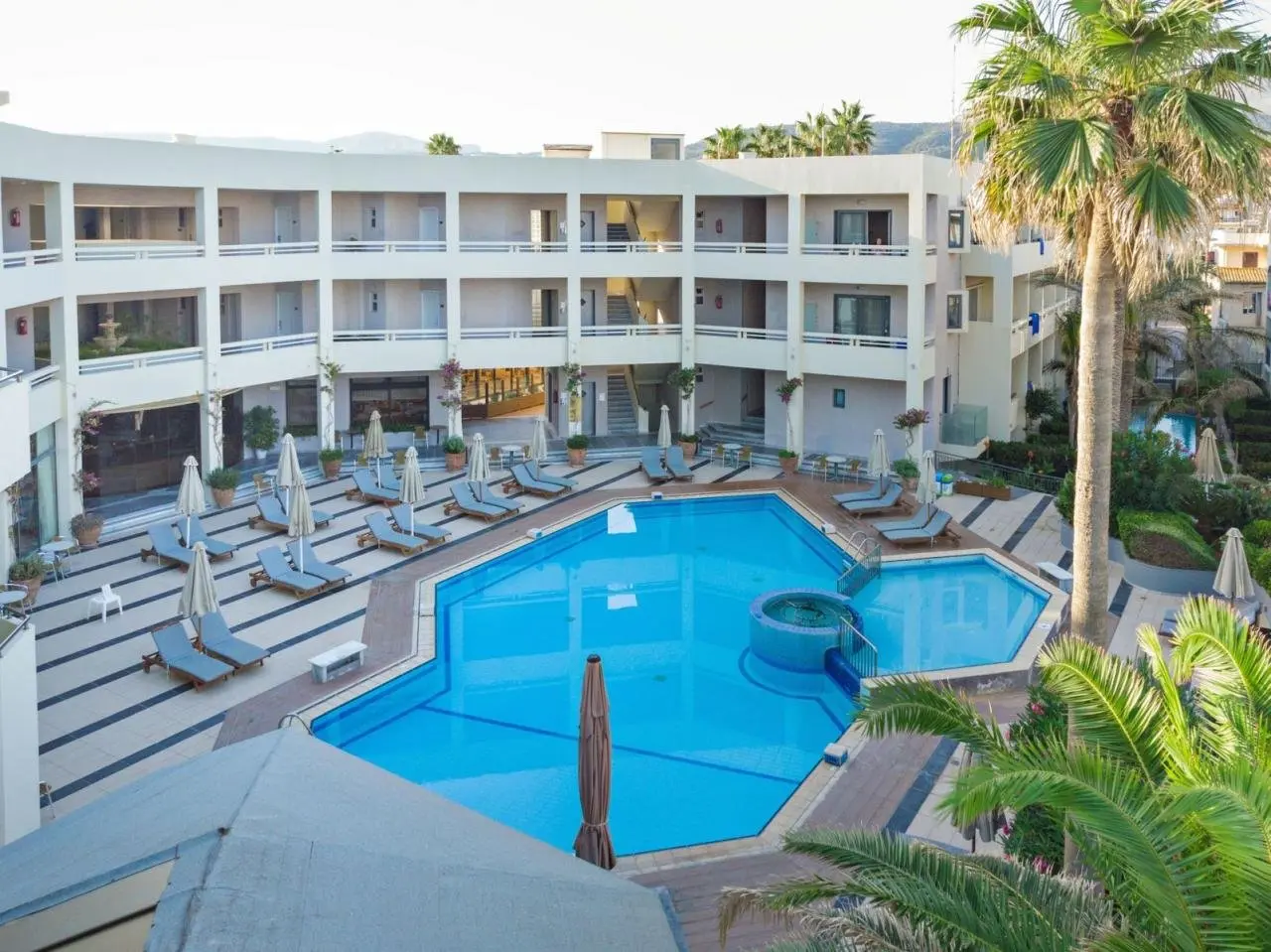 Basen w hotelu Pearl Beach Crete