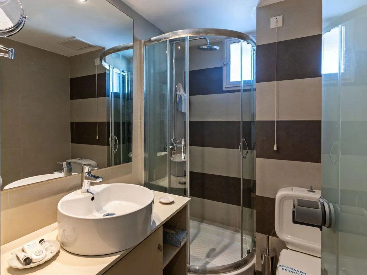 Łazienka w pokoju hotelu Pearl Beach Crete