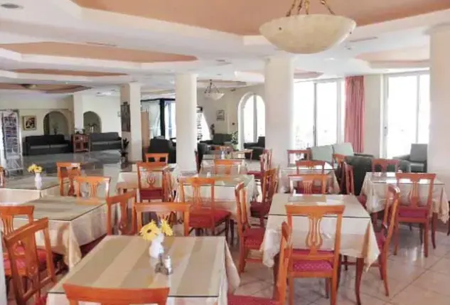 Restauracja i jedzenie w hotelu Petros