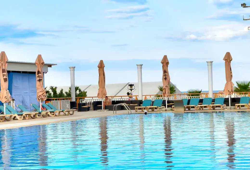 Basen w hotelu Phoenicia Holiday Resort