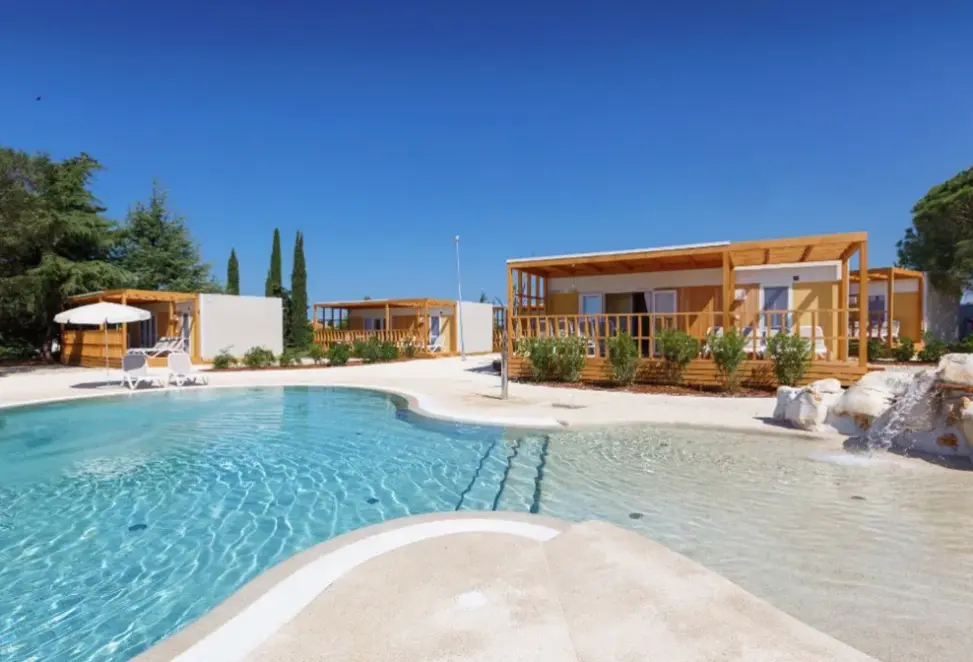 Basen w hotelu Polari Camping Mobilhomes