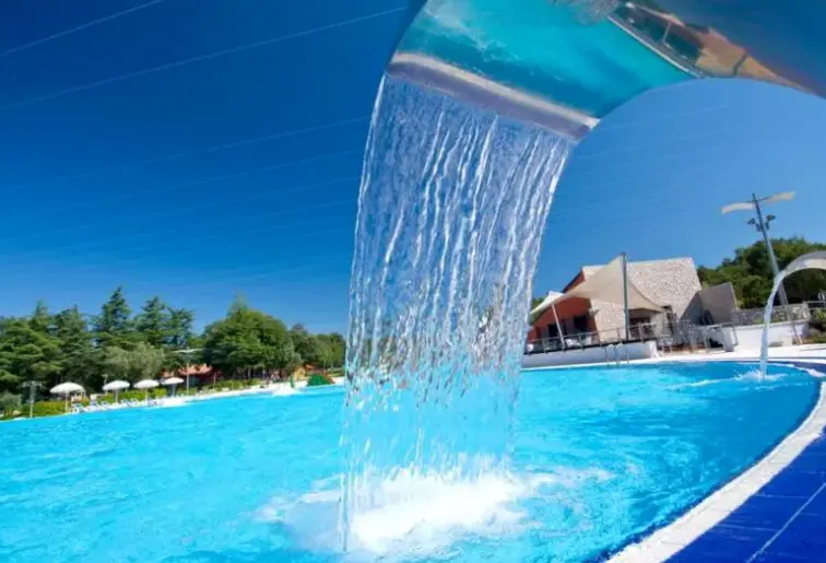 Basen w hotelu Polari Camping Mobilhomes
