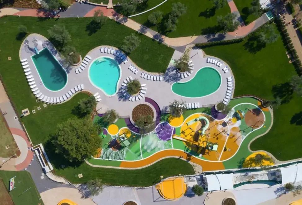 Basen w hotelu Polari Camping Mobilhomes