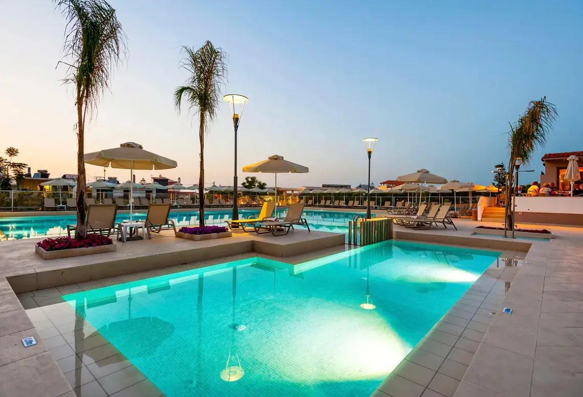Basen w hotelu Porto Platanias Village