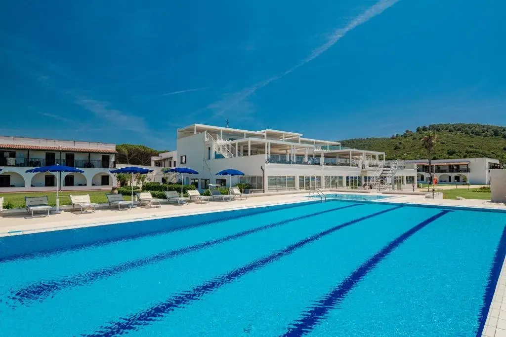 Basen w hotelu Portoconte (Porto Conte)