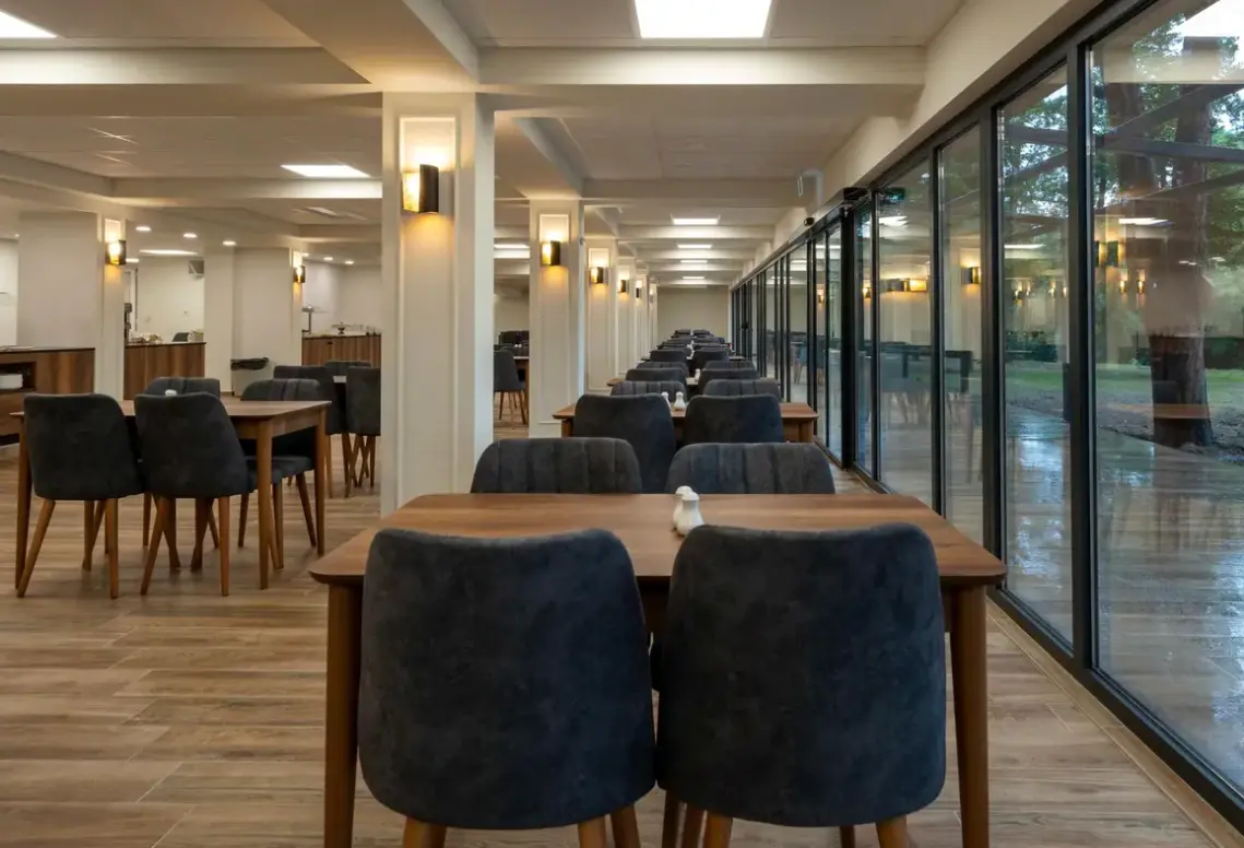 Restauracja i jedzenie w hotelu Queen Nelly Park