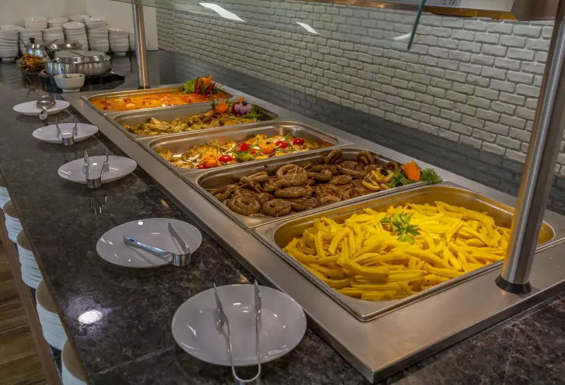 Restauracja i jedzenie w hotelu Queen Nelly Park