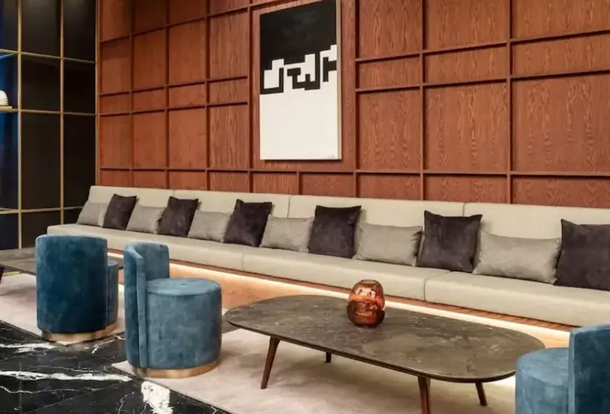 Lobby hotelu Radisson Collection Gran Via Bilbao