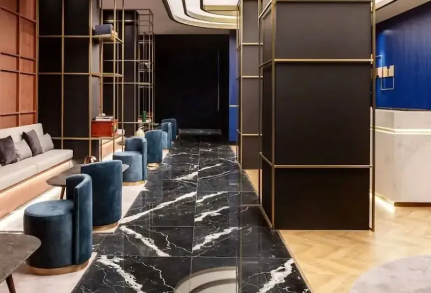 Lobby hotelu Radisson Collection Gran Via Bilbao
