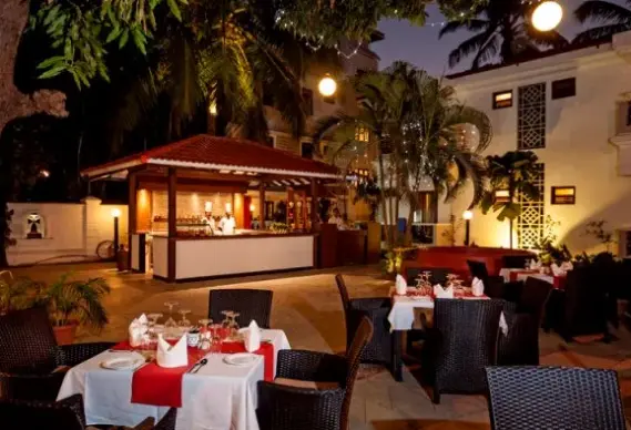 Restauracja i jedzenie w hotelu Radisson Goa Candolim