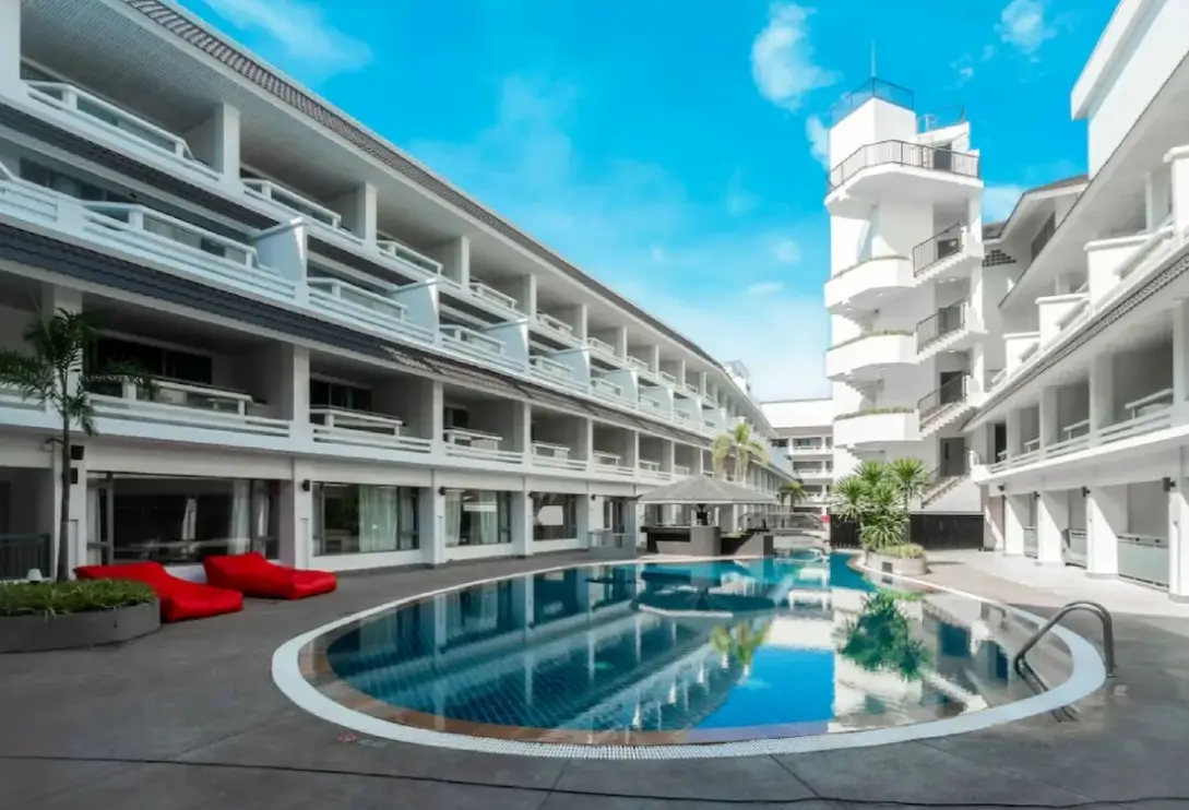 Basen w hotelu Radisson Red