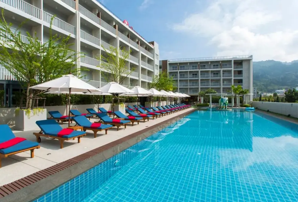 Basen w hotelu Ramada Phuket Deevana