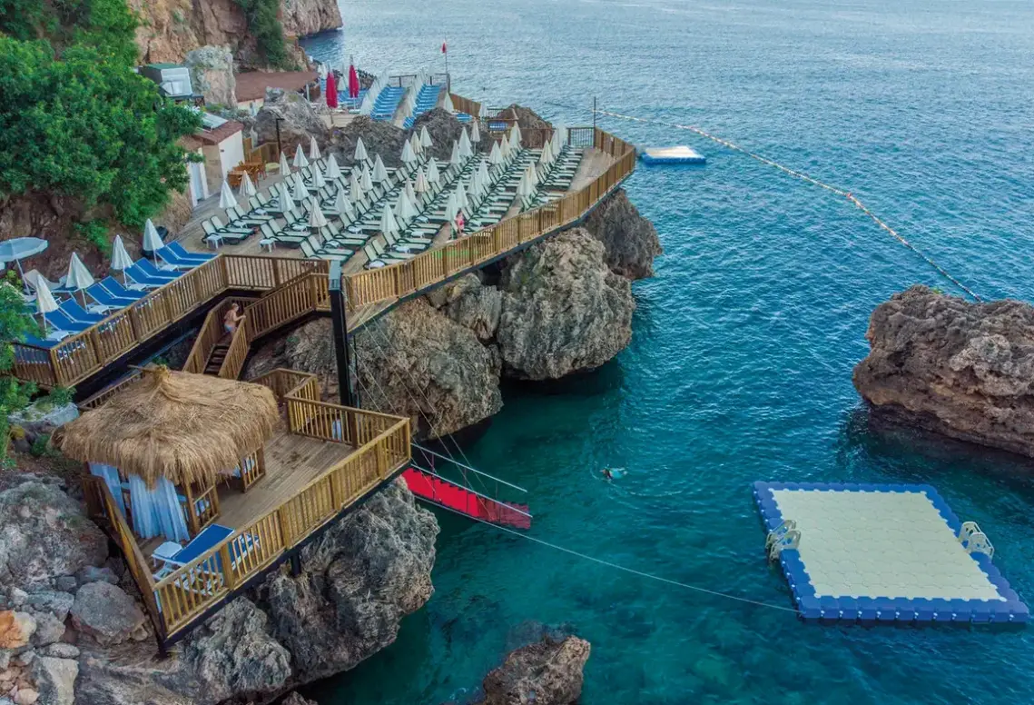 Basen w hotelu Ramada Plaza Antalya