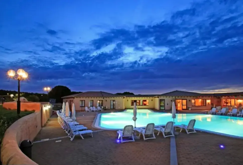 Basen w hotelu Residence Baia dei Mirti