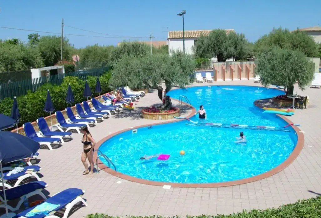 Basen w hotelu Residence Fontana Barone