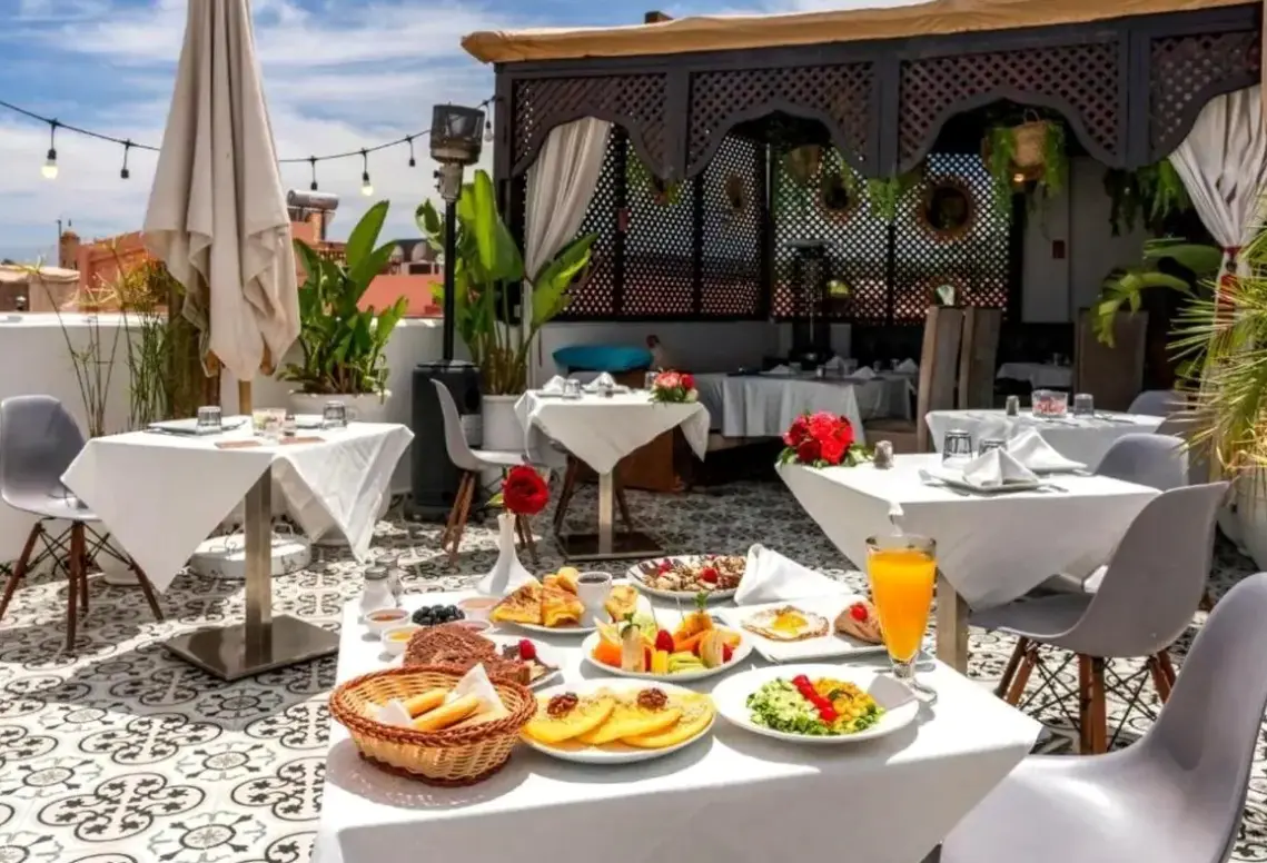 Restauracja i jedzenie w hotelu Riad Flamme D'Orient & Spa