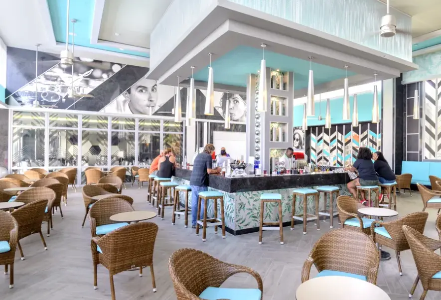 Restauracja i jedzenie w hotelu Riu Reggae