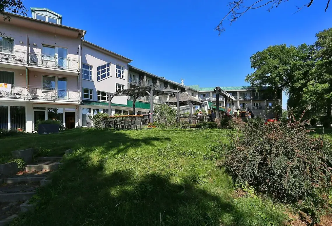 Hotel Riviera (Nova Role)