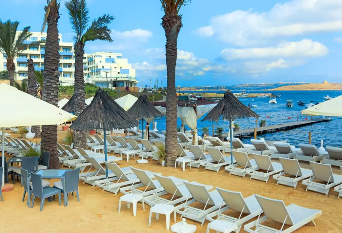 Plaża przy hotelu Riviera Resort & Spa (Mellieha)