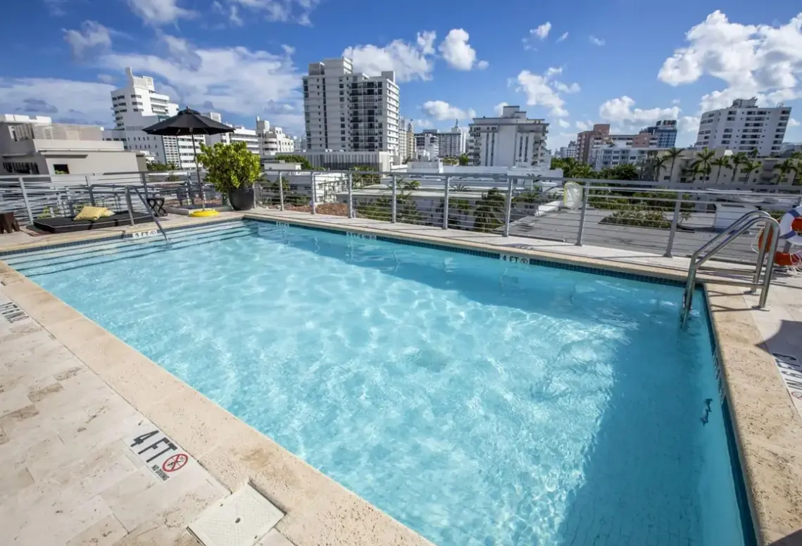 Basen w hotelu Riviera South Beach