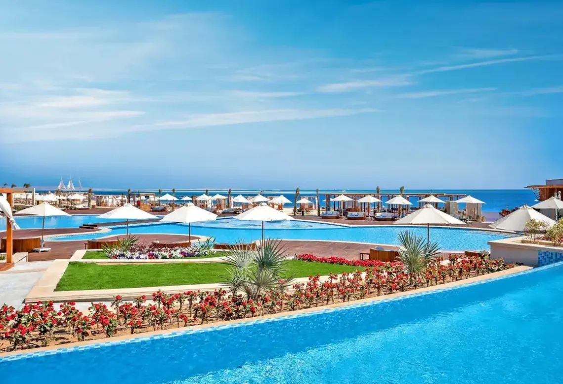 Basen w hotelu Rixos Premium Magawish Bay View