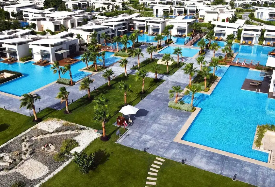Basen w hotelu Rixos Premium Magawish Bay View