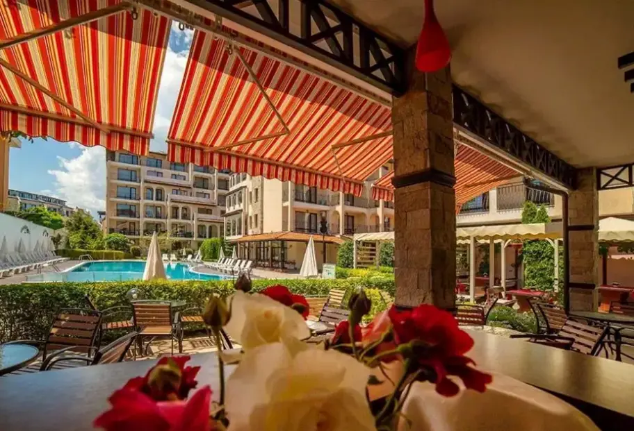 Basen w hotelu Rose Village