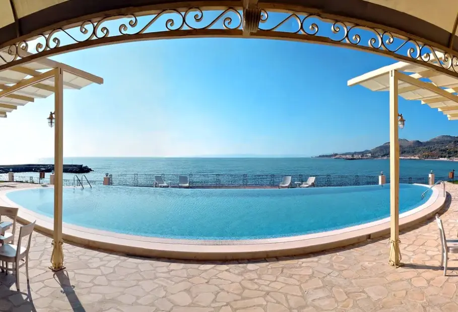 Basen w hotelu Royal Bay (Kavarna)