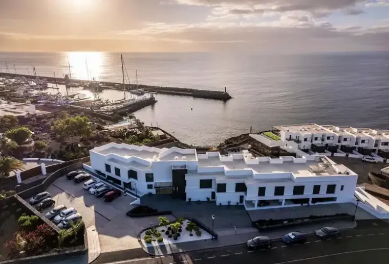 Plaża przy hotelu Royal Marina Suites