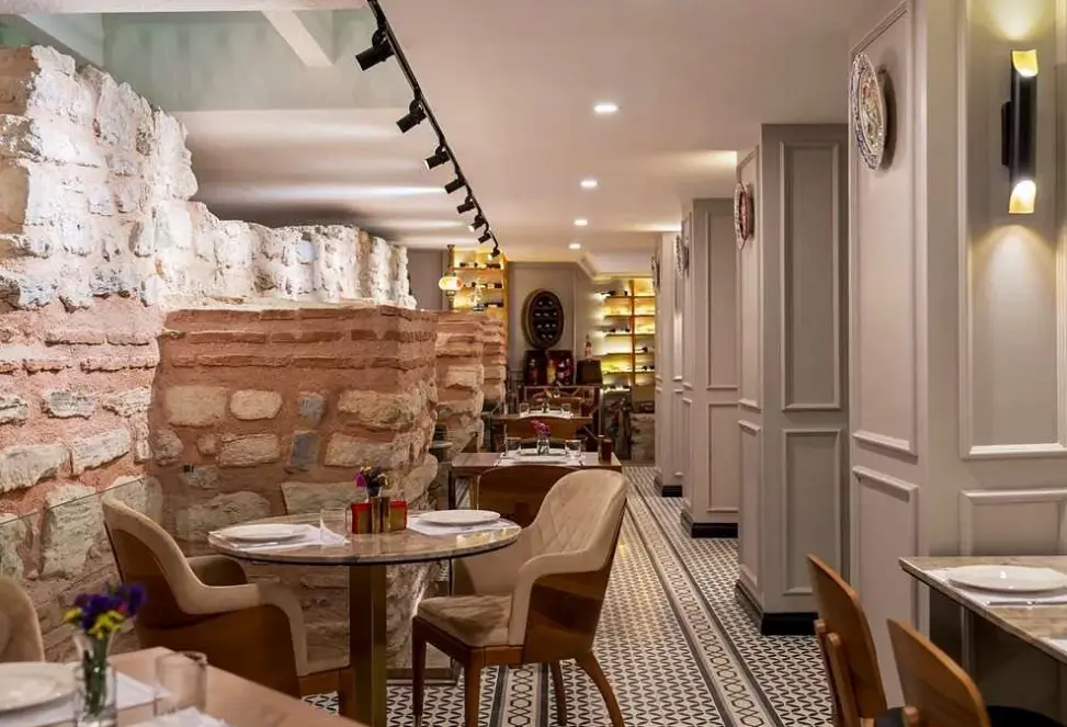 Restauracja i jedzenie w hotelu Royan Hagia Sophia Radisson Individuals