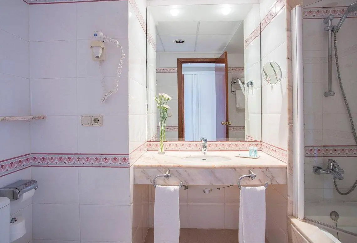 Łazienka w pokoju hotelu Said Hipotels