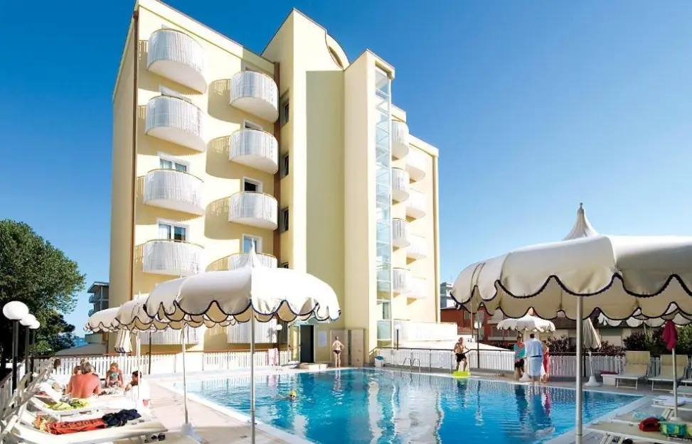 Basen w hotelu Salus Smart & Chic