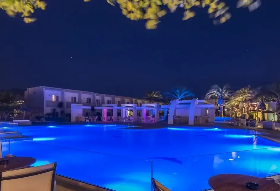 Basen w hotelu Sandy Beach (Marmari)