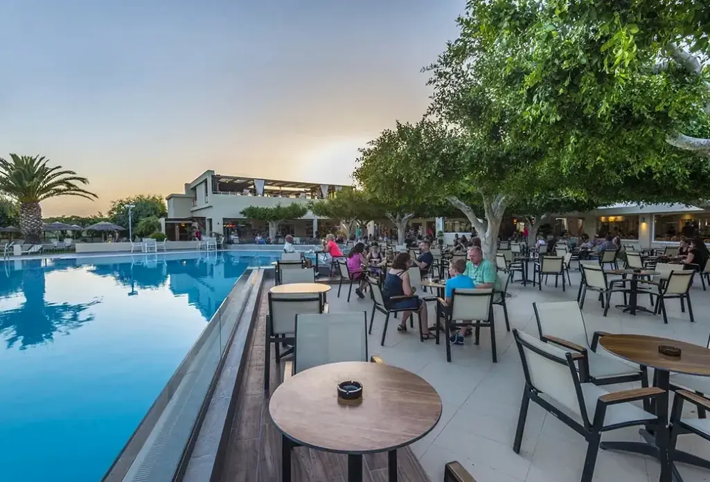 Basen w hotelu Sandy Beach (Marmari)