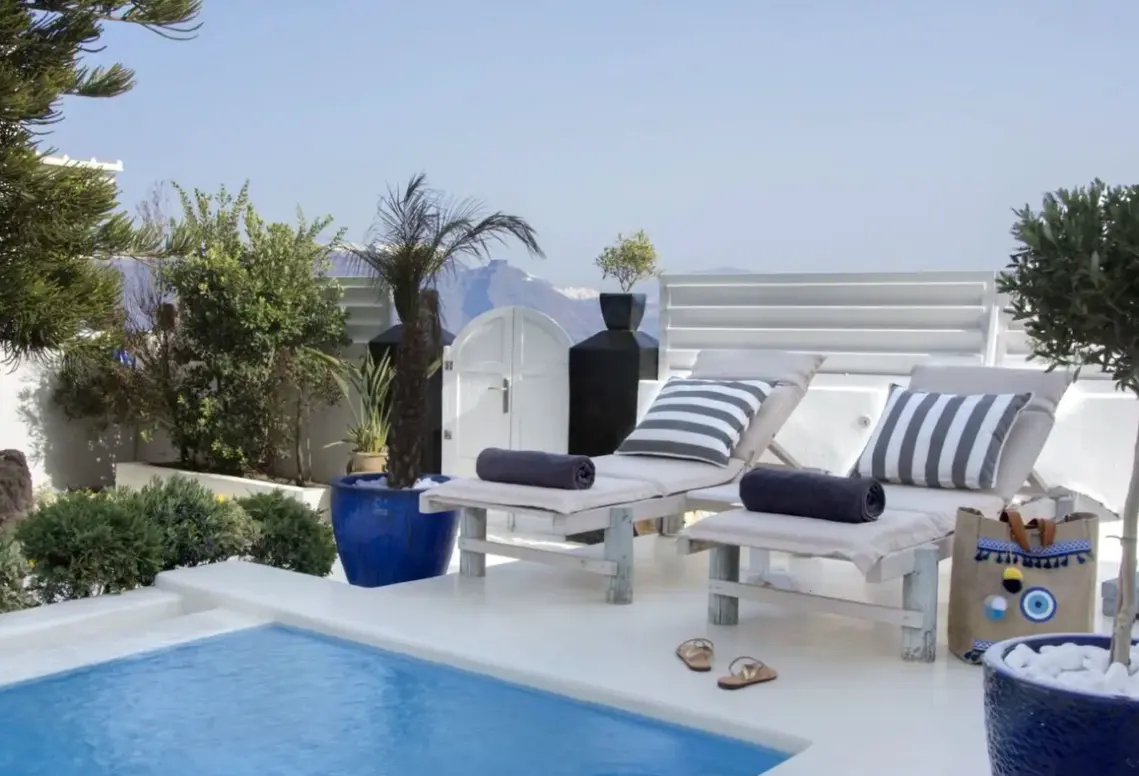Basen w hotelu Santorini Secret Suites & Spa