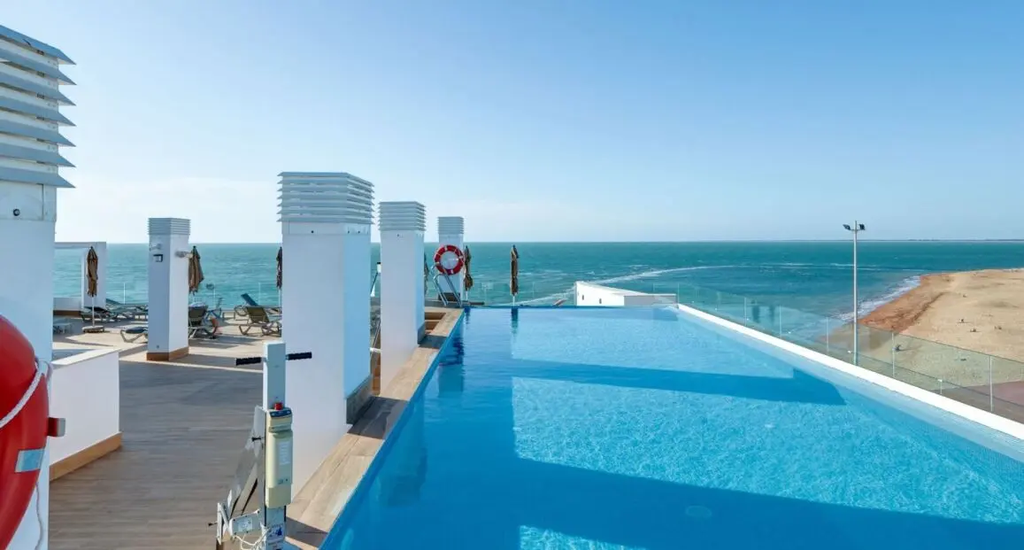 Basen w hotelu Sercotel Cruz del Mar
