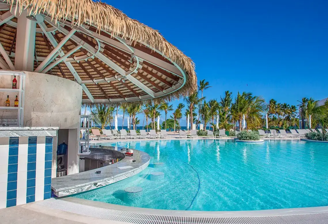 Basen w hotelu Serenade Beach & Spa Resort