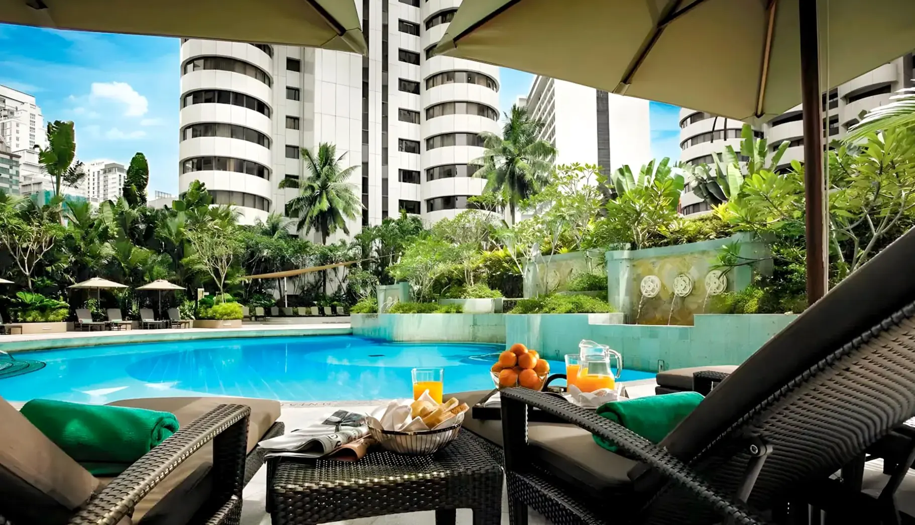 Basen w hotelu Shangri - La (Kuala Lumpur)