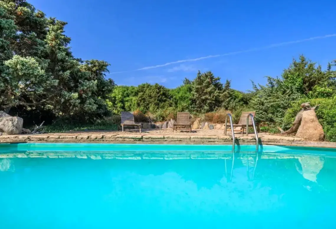 Basen w hotelu Stazzi di Gallura Mare dei Ginepri