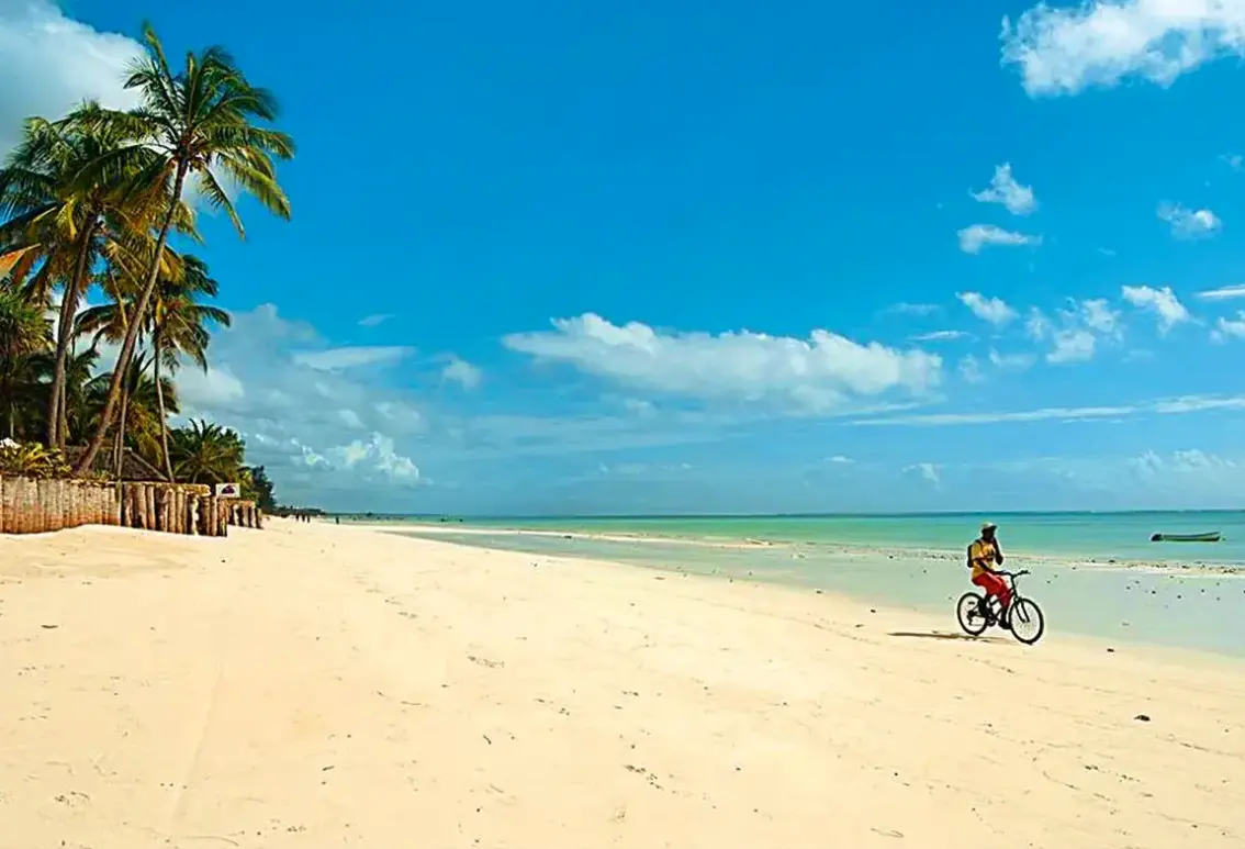 Plaża przy hotelu Sultan Sands Island Resort - Baobab Village Adults
