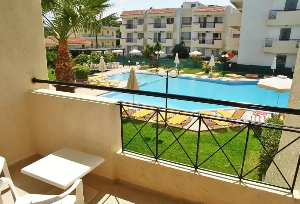 Basen w hotelu Summerland & Bungalows