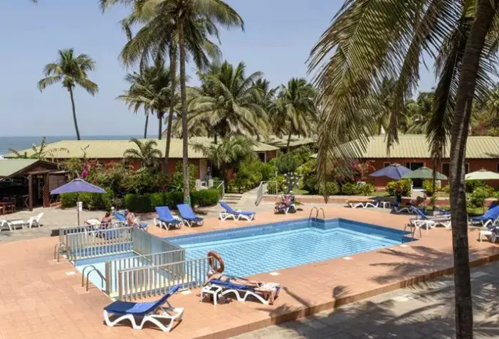 Basen w hotelu Sunset Beach (Kotu)