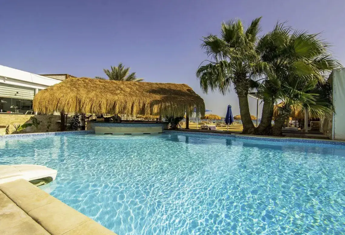 Basen w hotelu The Bay Hotel