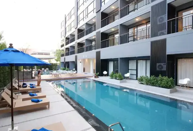 Basen w hotelu The Lantern Resort Patong